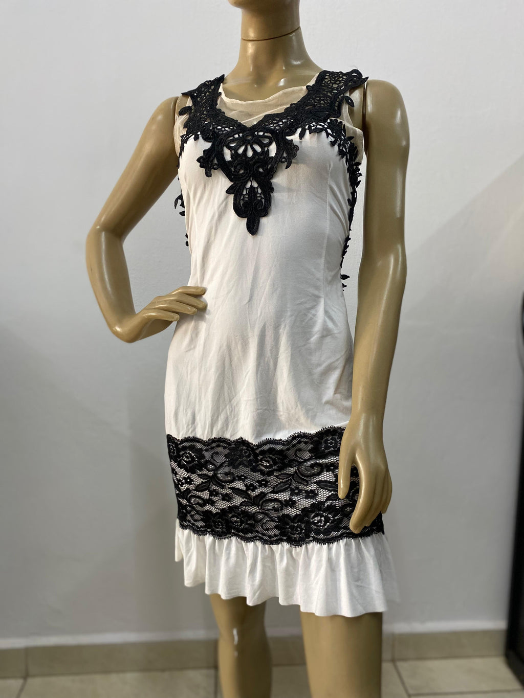 Vestido Curto Branco com Renda Preta Elegância e Estilo!