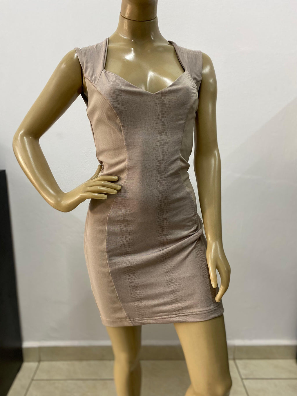 Vestido Curto Bege Justo Decote Coração