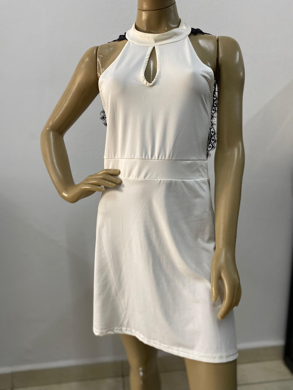 Vestido Branco Frente Única com Renda Preta Elegância e Sensualidade