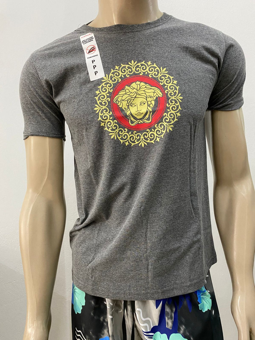 Camiseta Masculina Estampada Medusa Cinza