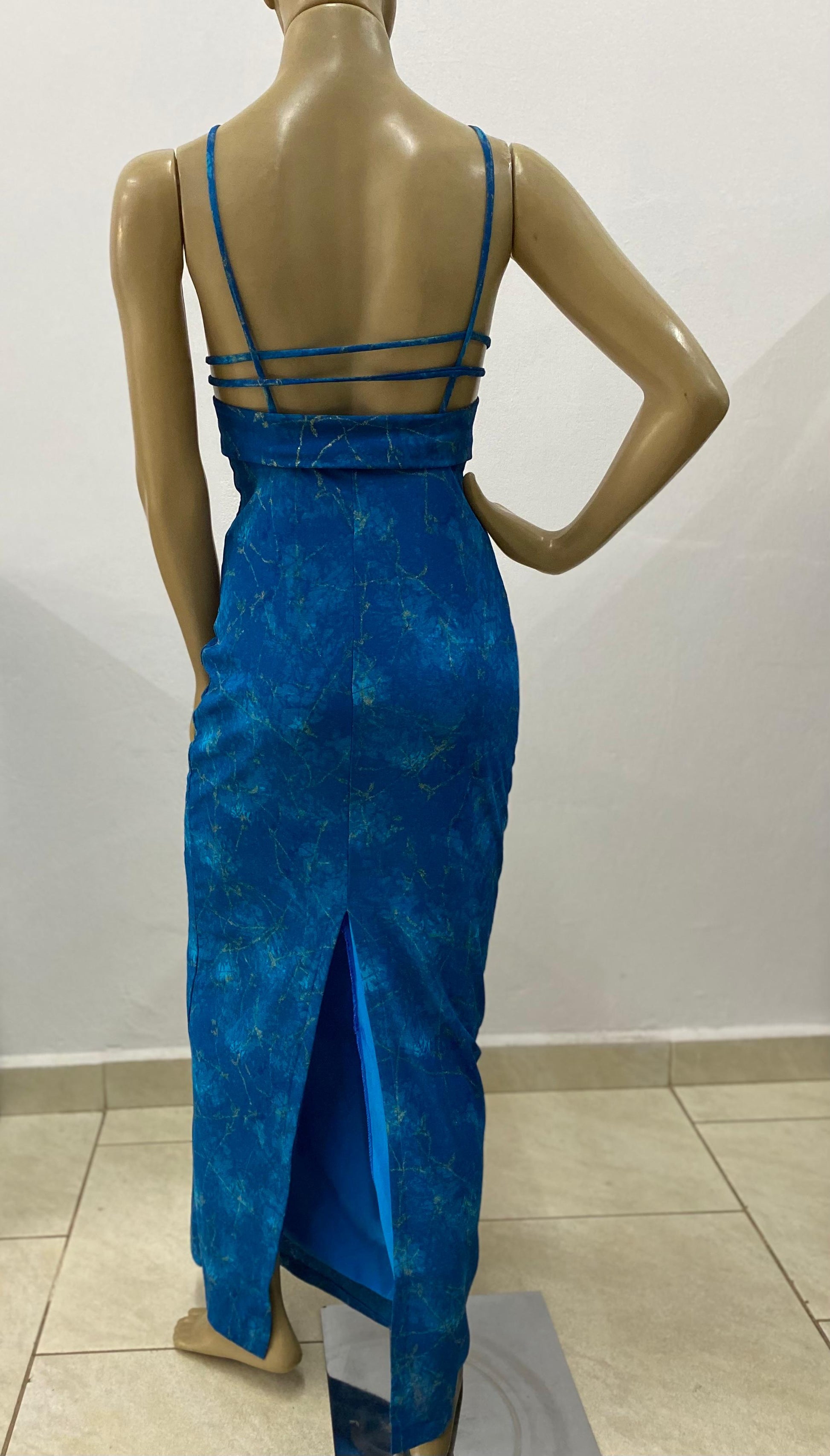 Vestido Longo Azul com Alças Finas e Fenda Traseira