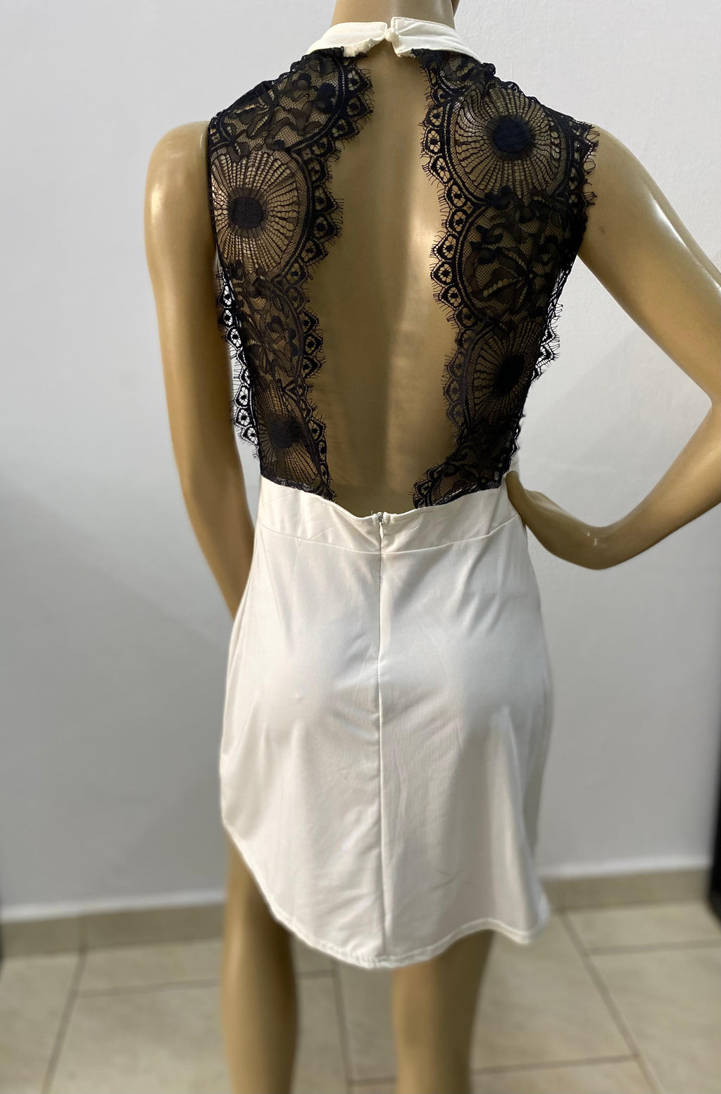 Vestido Branco Frente Única com Renda Preta Elegância e Sensualidade