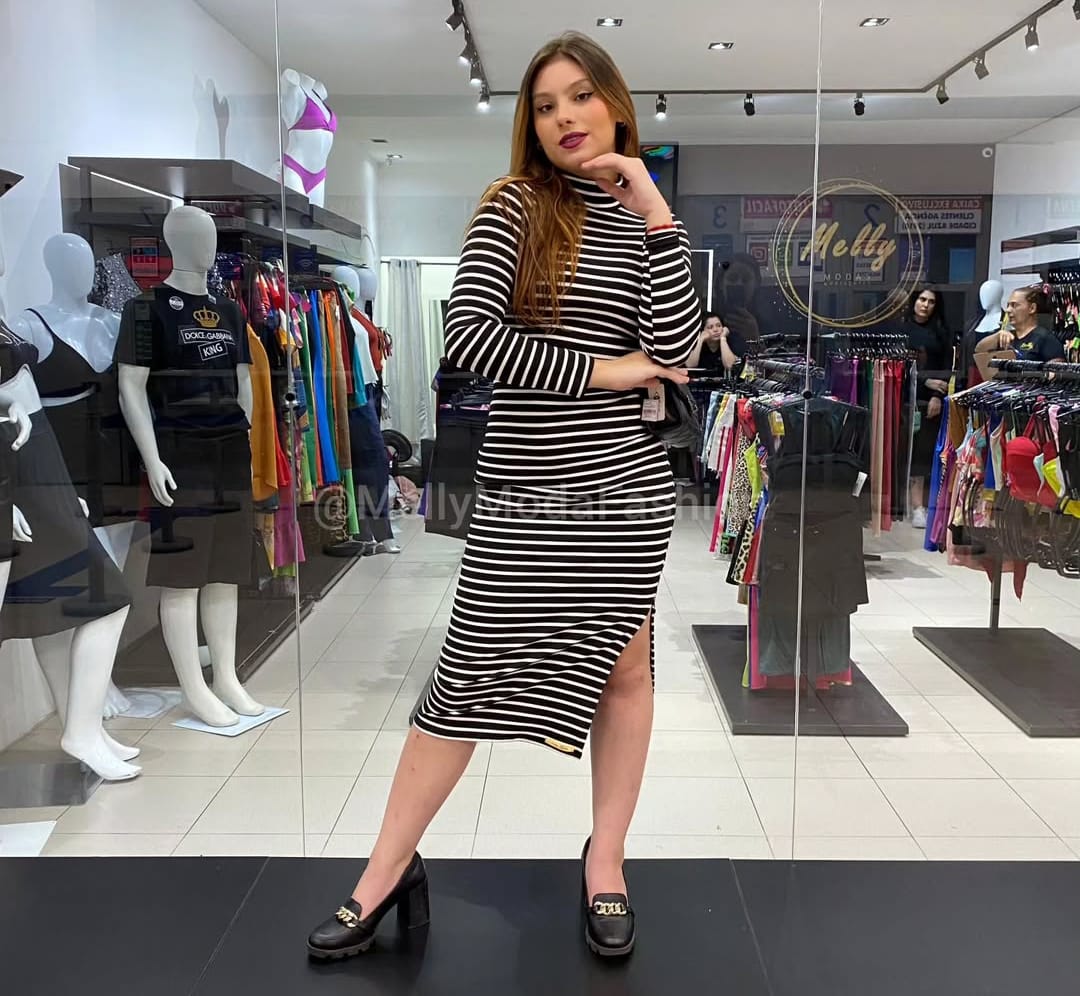 Vestido Manga Longa e Gola Alta com Fenda