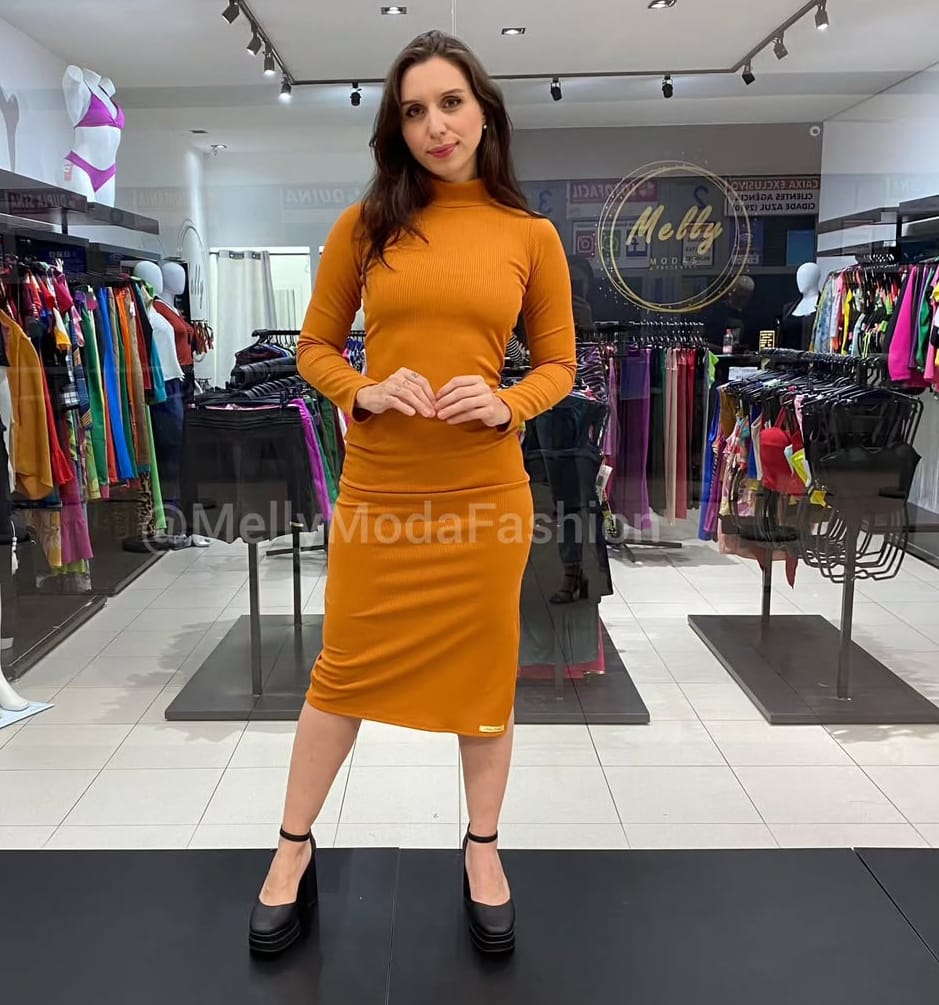 Vestido Manga Longa e Gola Alta com Fenda