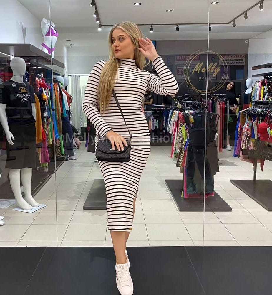 Vestido Manga Longa e Gola Alta com Fenda