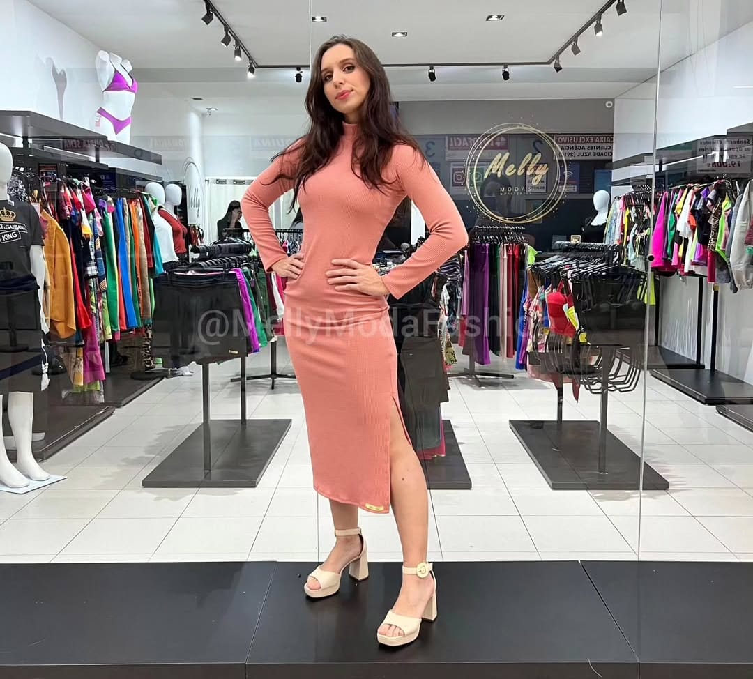 Vestido Manga Longa e Gola Alta com Fenda