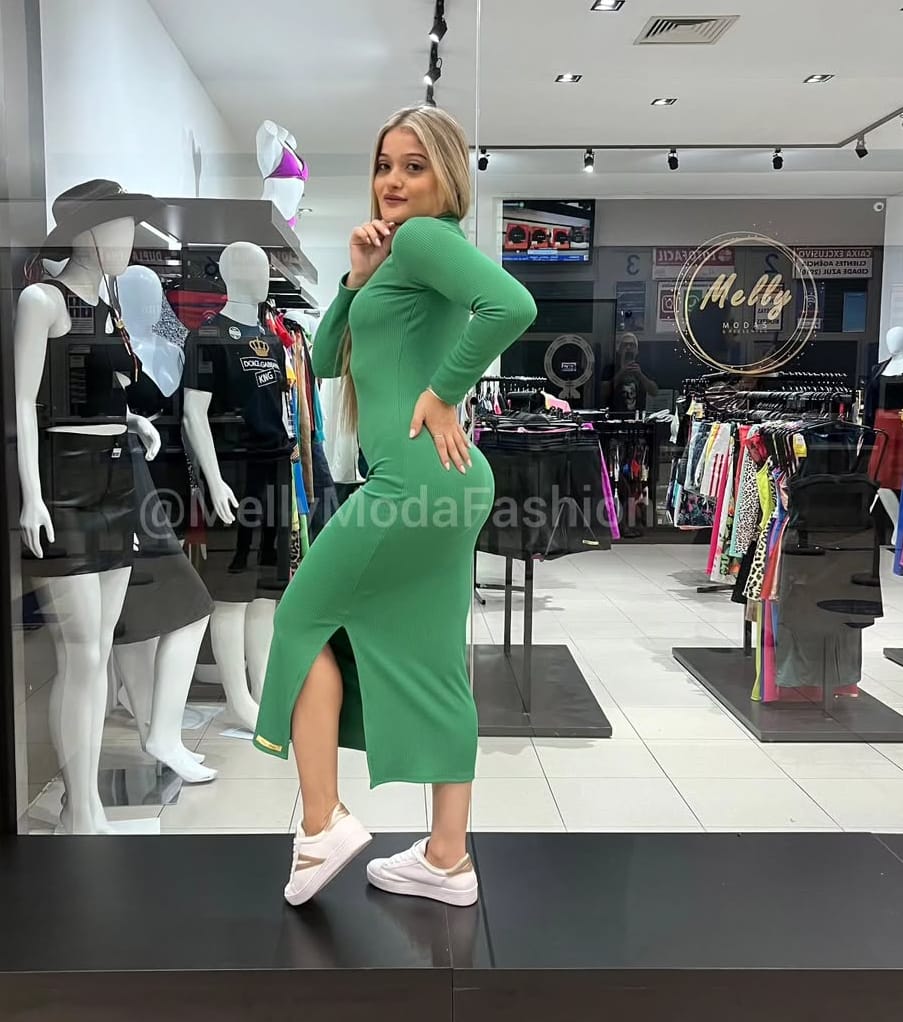 Vestido Manga Longa e Gola Alta com Fenda