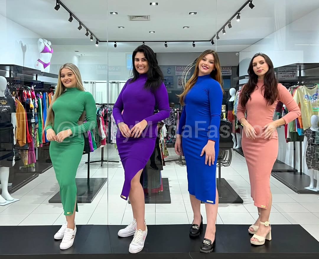 Vestido Manga Longa e Gola Alta com Fenda