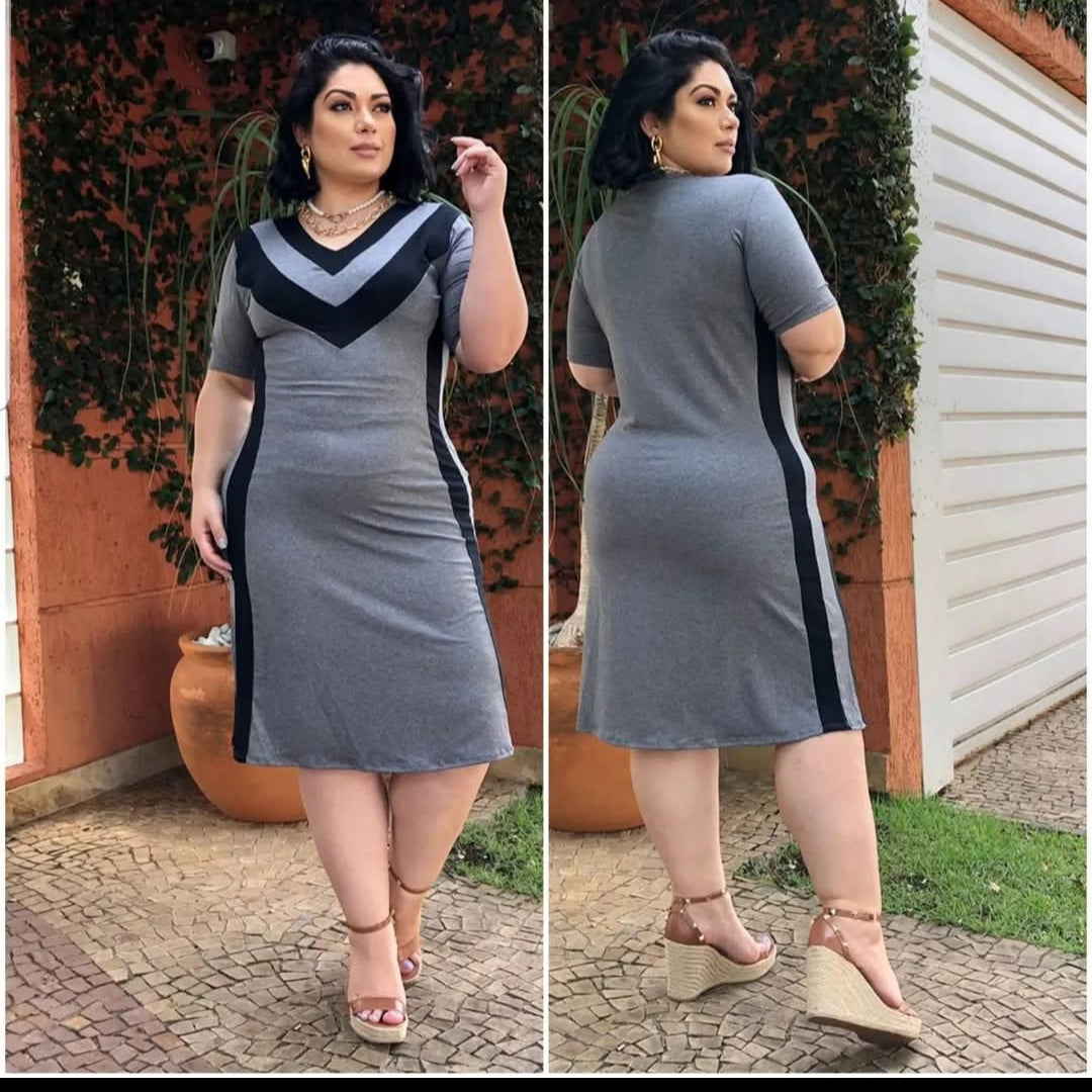 Vestido Plus Size Malha com Detalhe em Listra