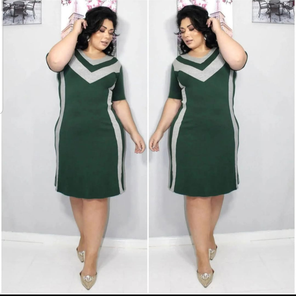 Vestido Plus Size Malha com Detalhe em Listra