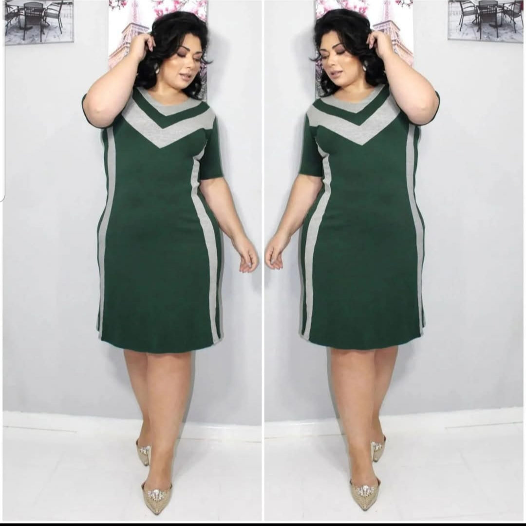 Vestido Plus Size Malha com Detalhe em Listra