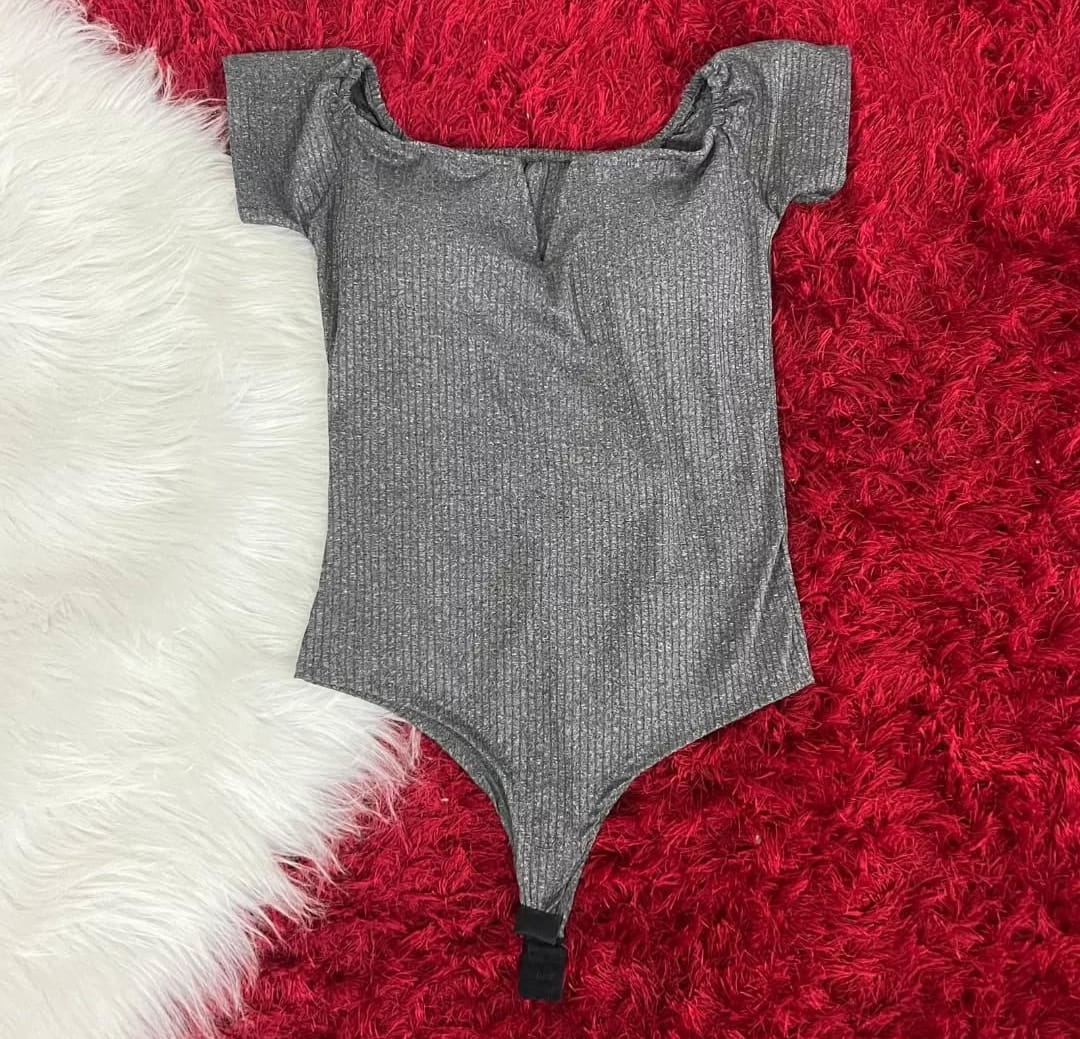 Boddy Canelado Decote com Detalhe em V