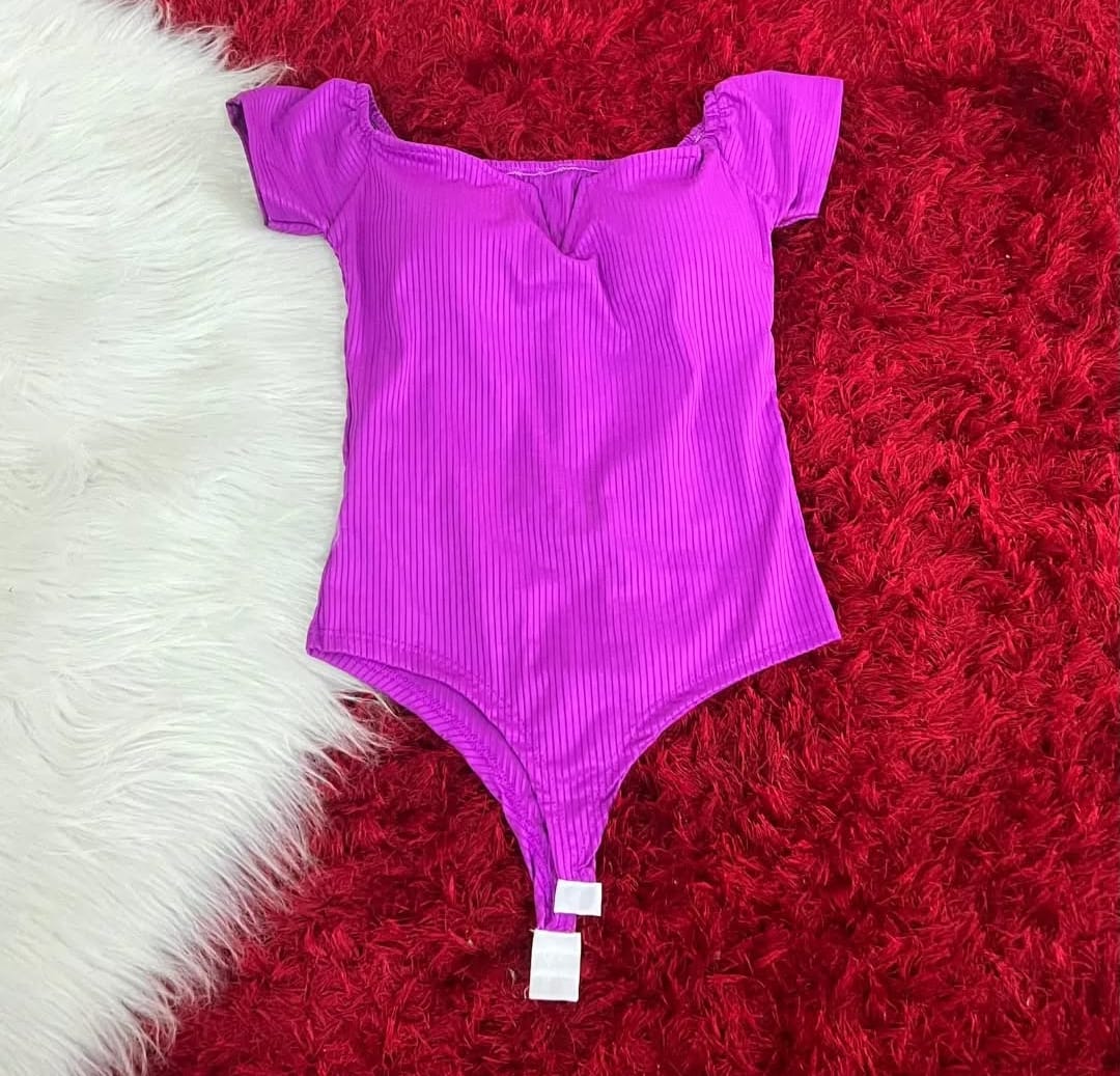 Boddy Canelado Decote com Detalhe em V