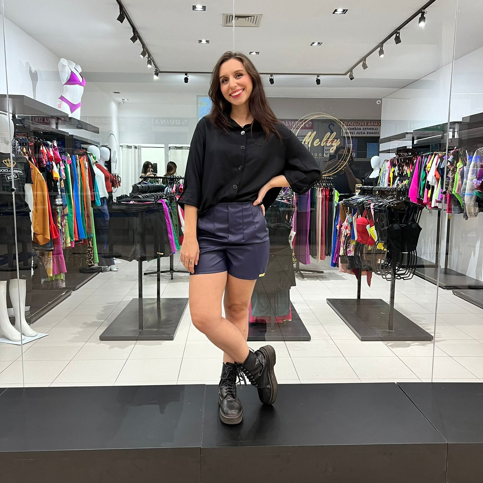 Shorts em Courino Napa com Bolso Look Moderno e Confortável