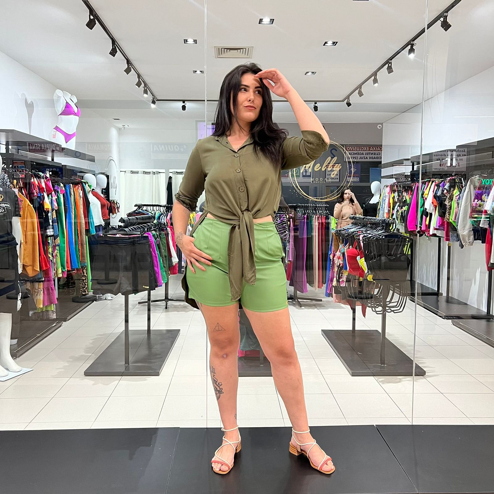 Shorts em Courino Napa com Bolso Look Moderno e Confortável