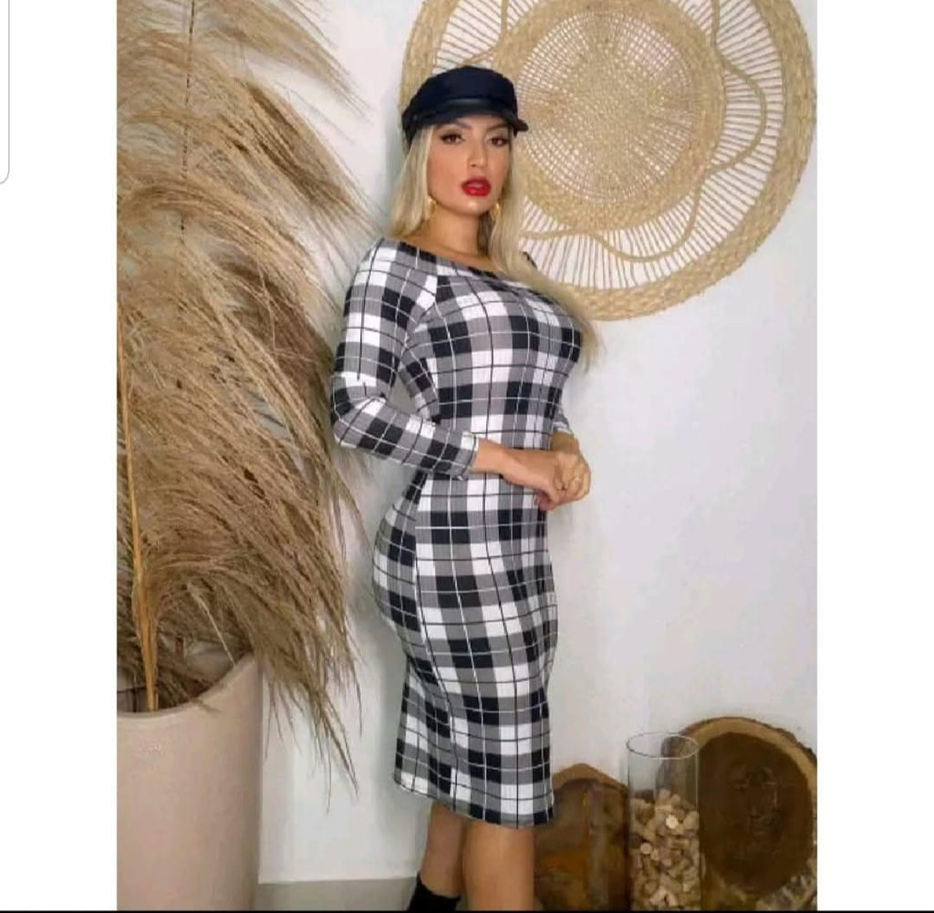 Vestido Manga Longa Xadrez com Gola Canoa