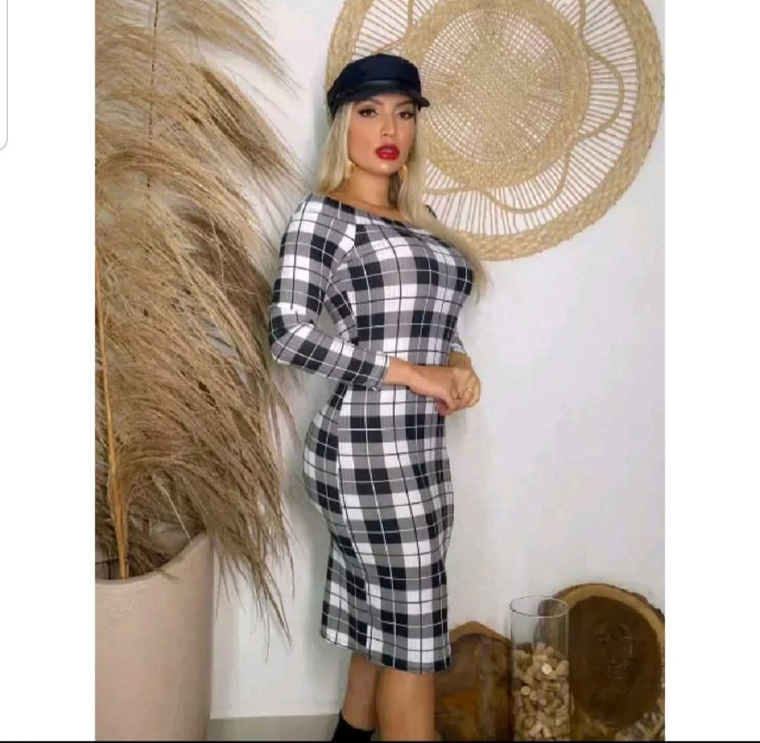 Vestido Manga Longa Xadrez com Gola Canoa