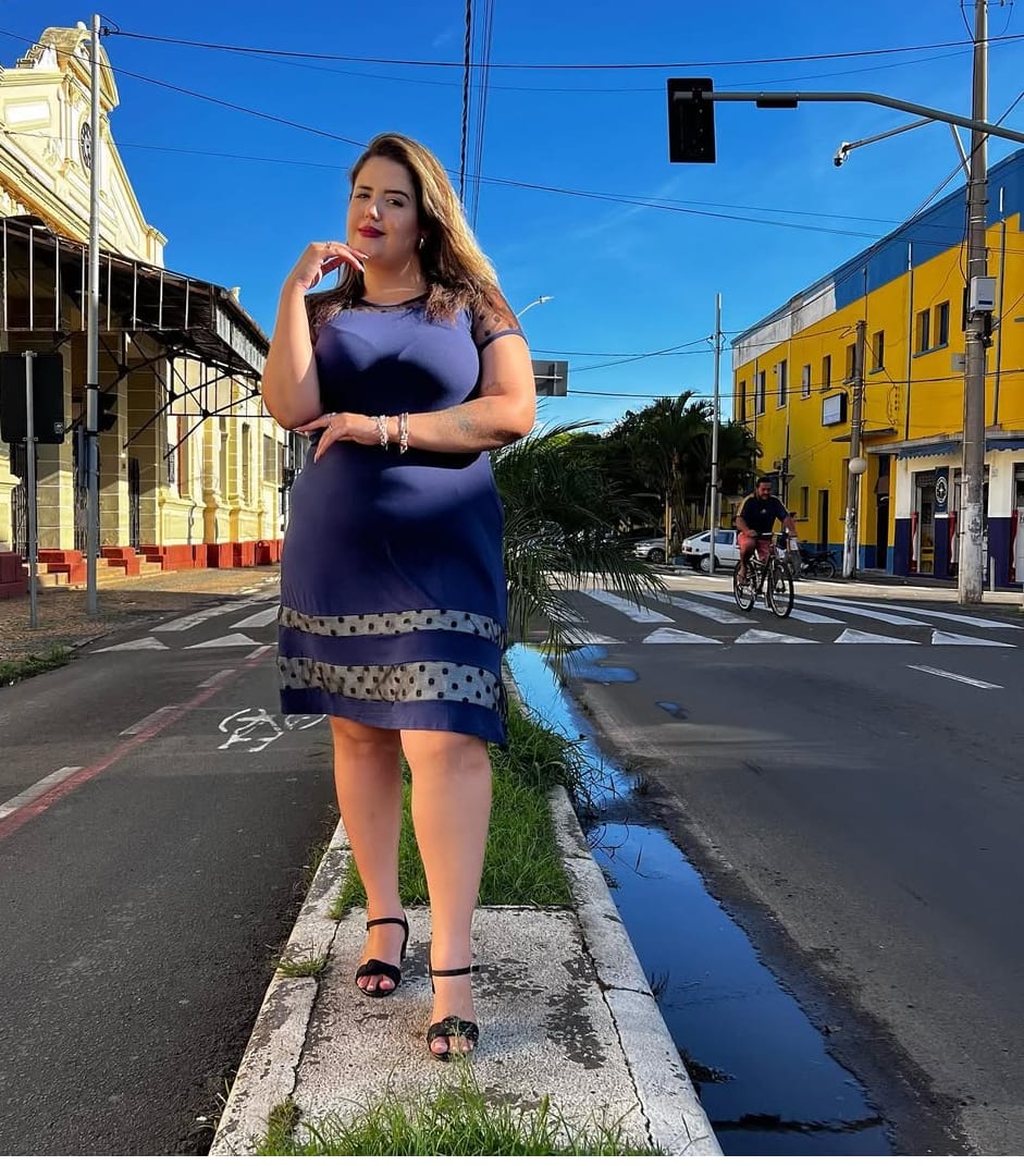 Vestido Plus Zise Malha com Detalhes em Tule Bolinha