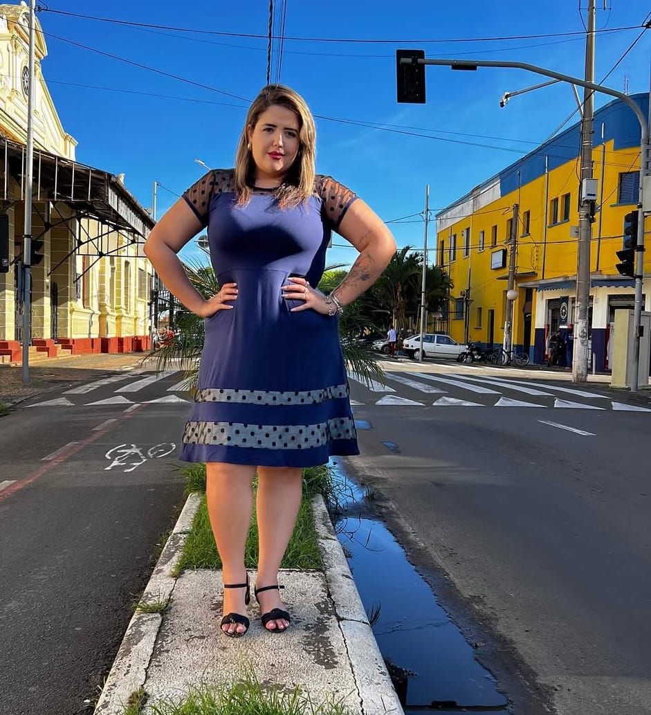 Vestido Plus Zise Malha com Detalhes em Tule Bolinha