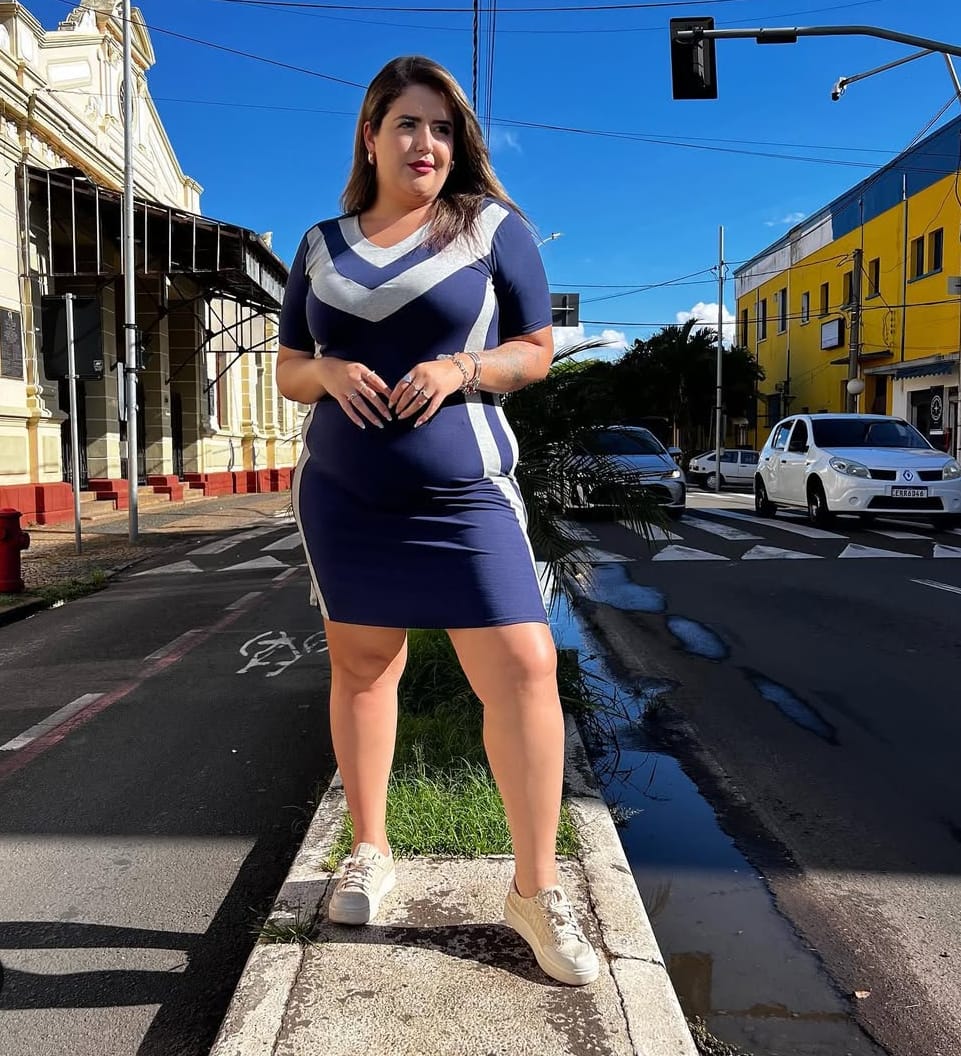 Vestido Plus Size Malha com Detalhe em Listra