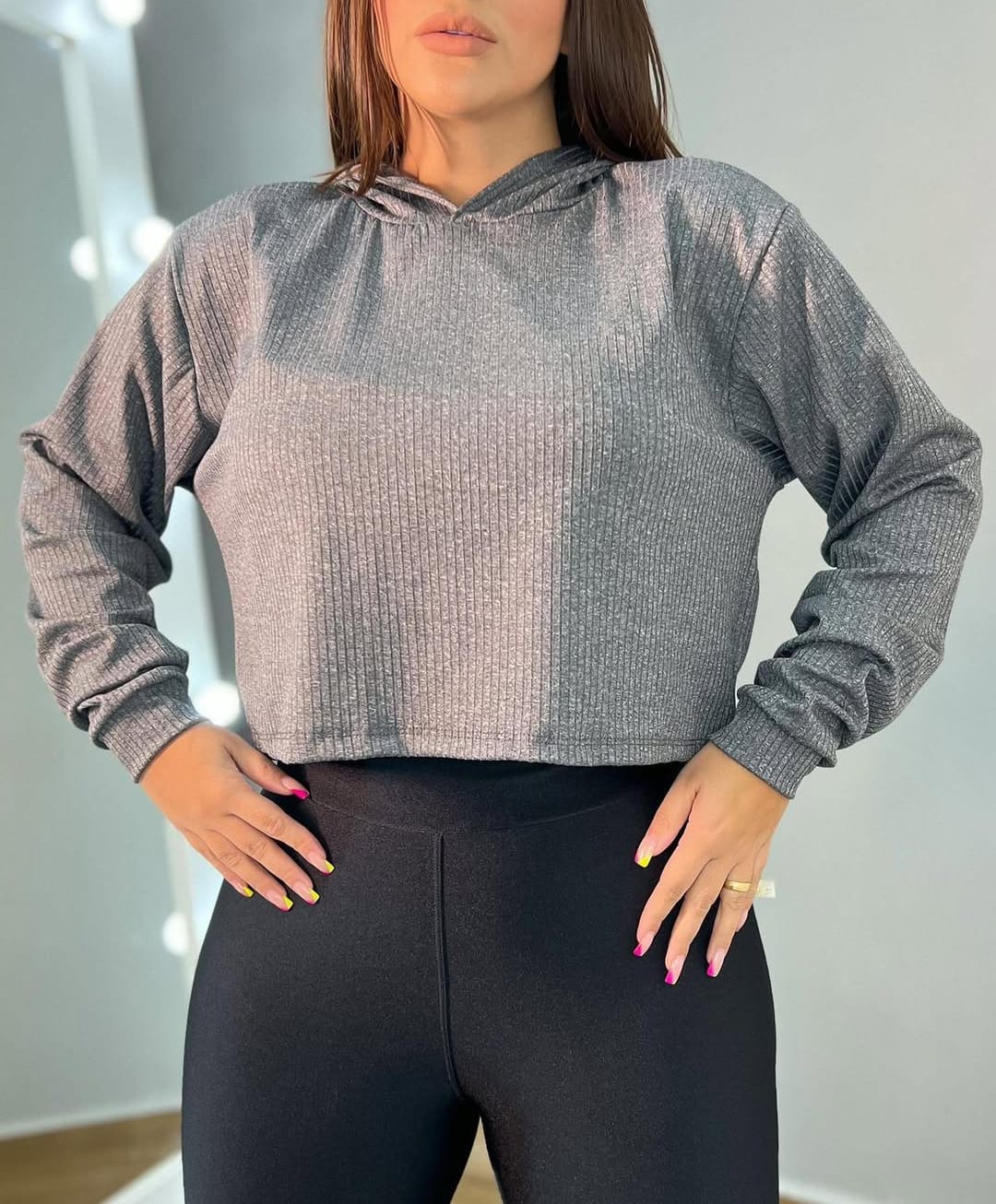 Cropped Canelado Plus Capuz Versátil para Dia ou Noite