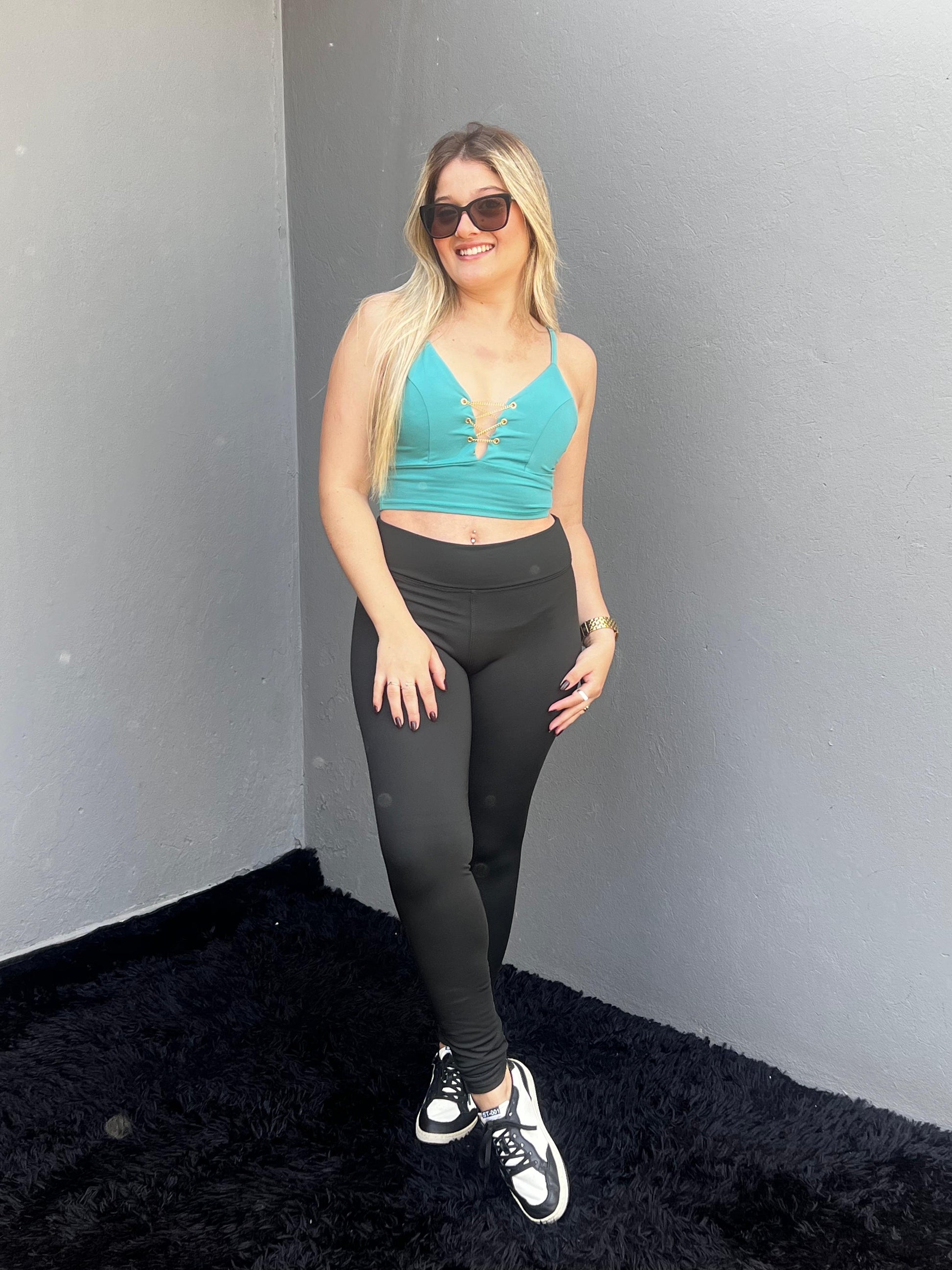 Cropped Feminino com Corrente Look Moderno e Chic