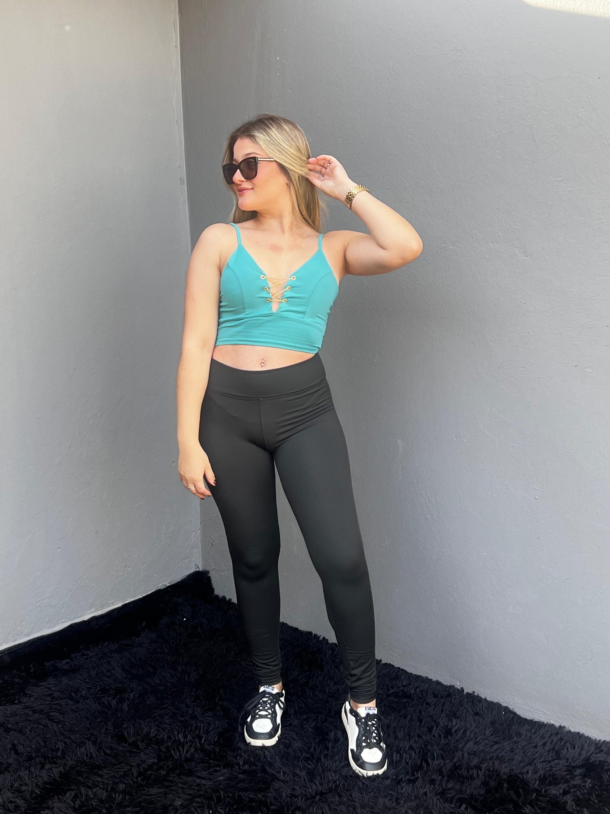 Cropped Feminino com Corrente Look Moderno e Chic