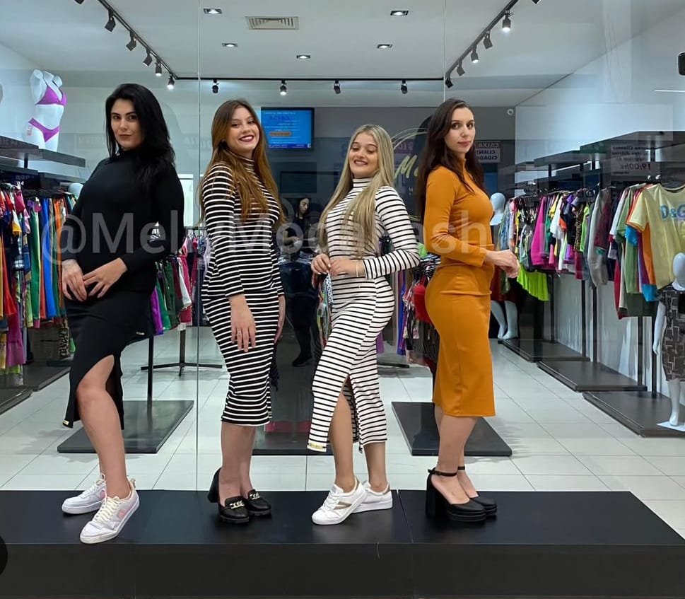 Vestido Manga Longa e Gola Alta com Fenda