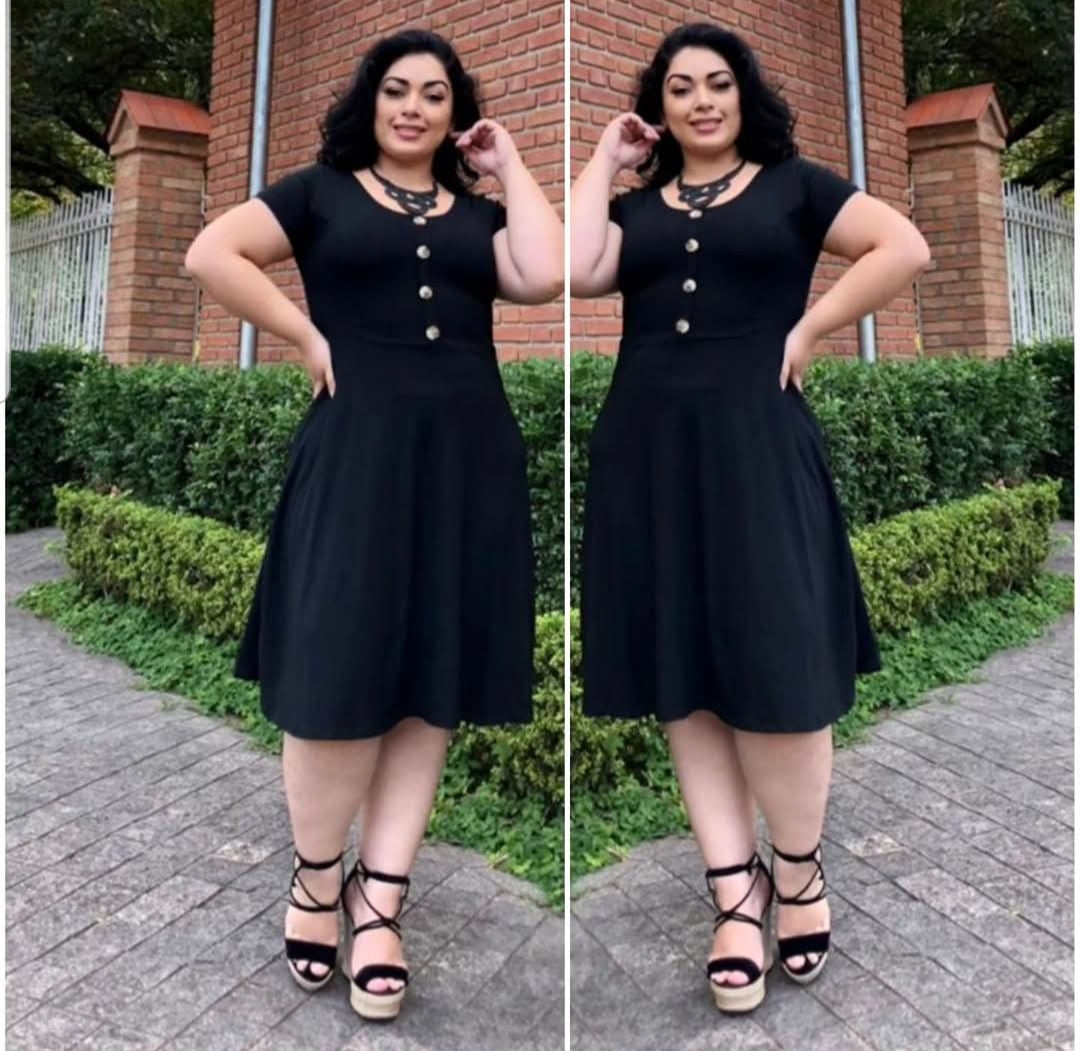 Vestido Plus Size Malha com Detalhe em Botoes