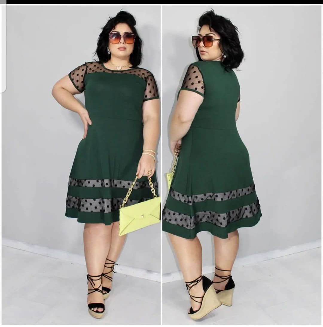 Vestido Plus Zise Malha com Detalhes em Tule Bolinha