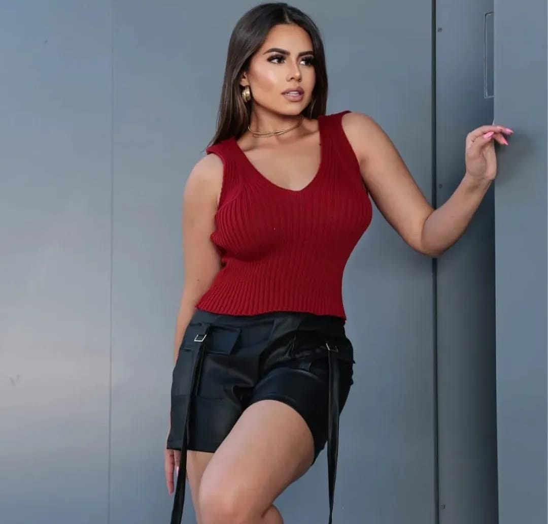 Blusinha Regata Trico Decote em V Versátil para Dia ou Noite