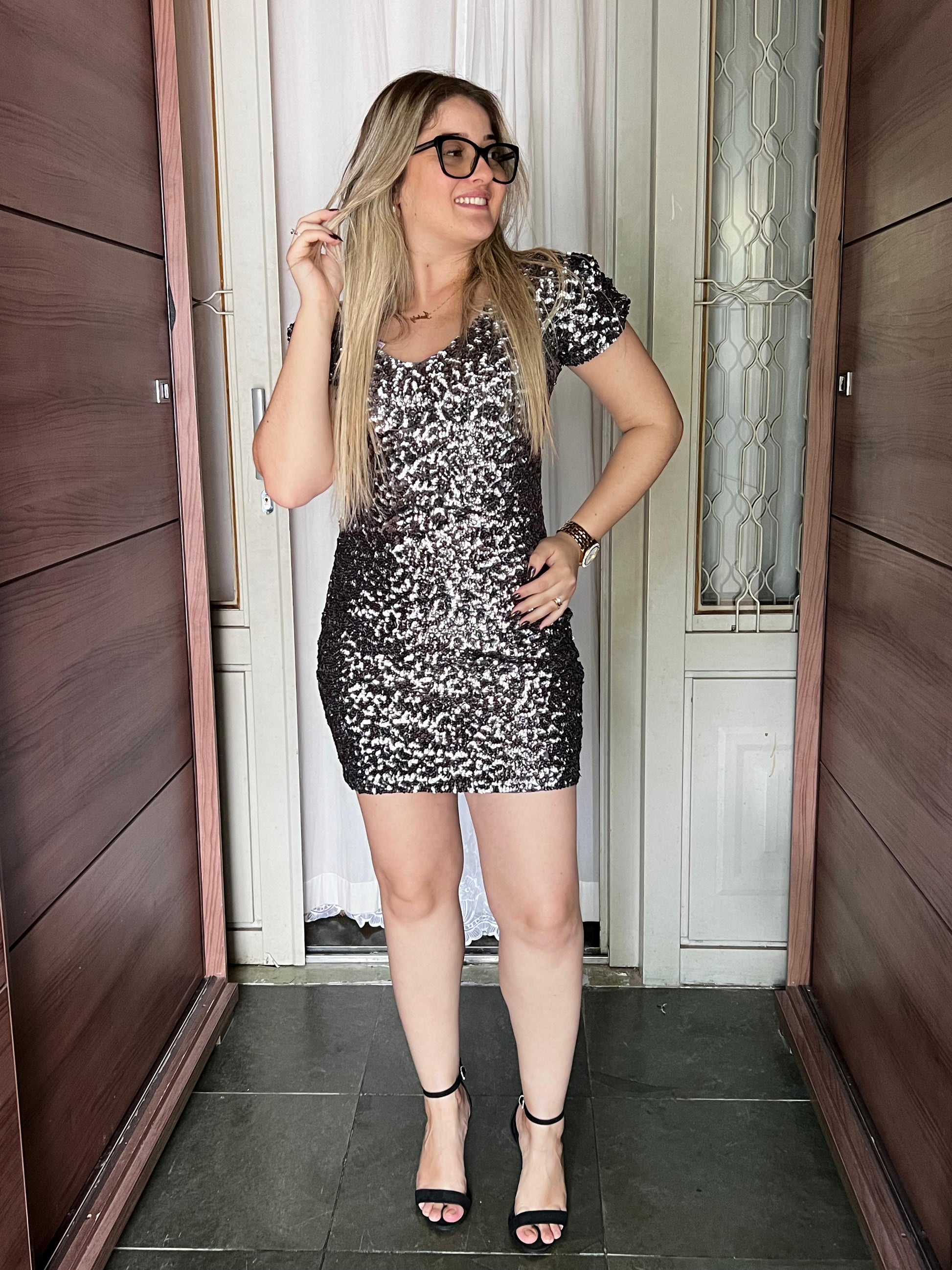 Vestido Paetê Prata Brilho Perfeito para Festas e Eventos