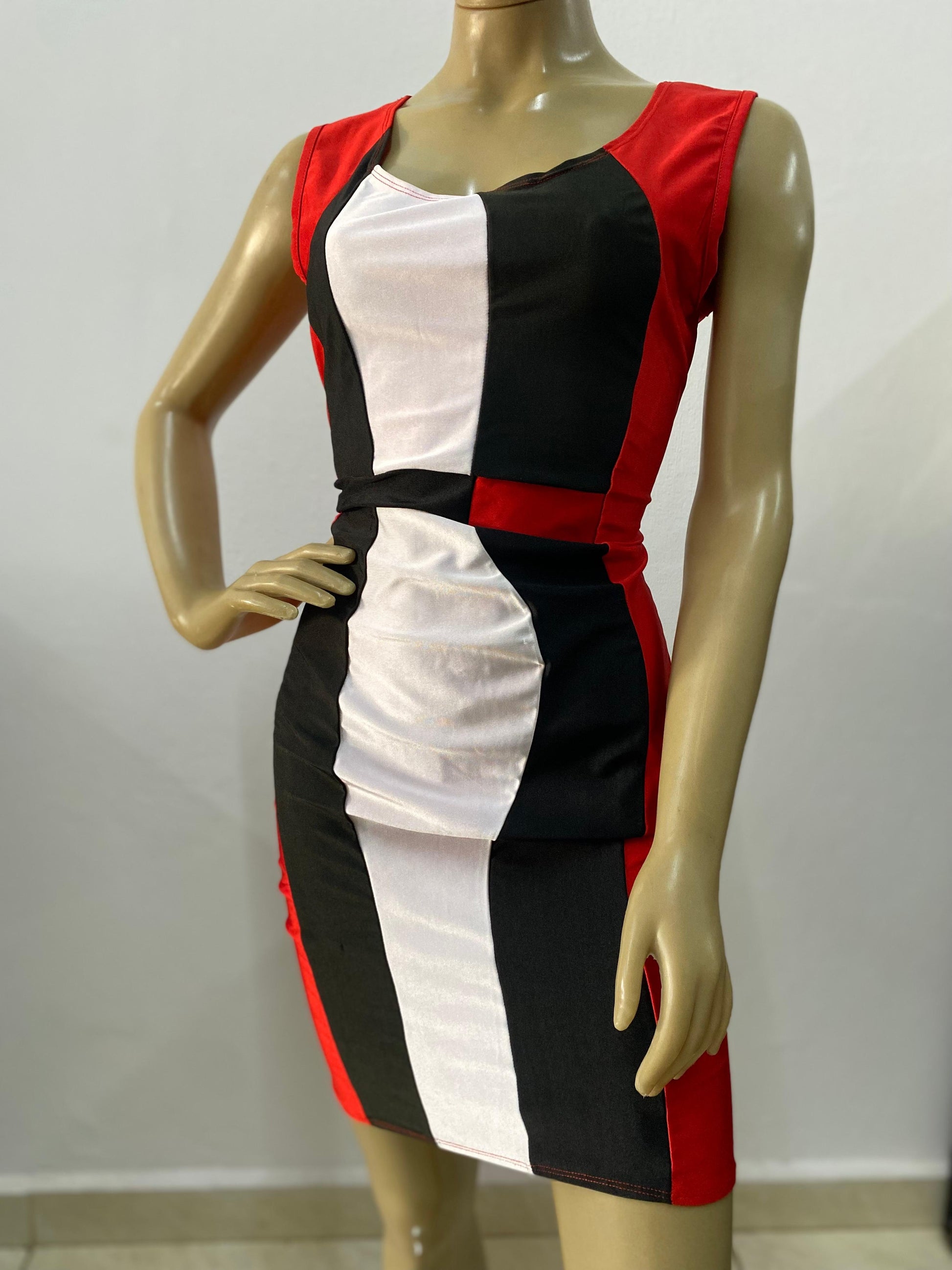 Vestido Curto Feminino Tricolor Vermelho, Preto e Branco
