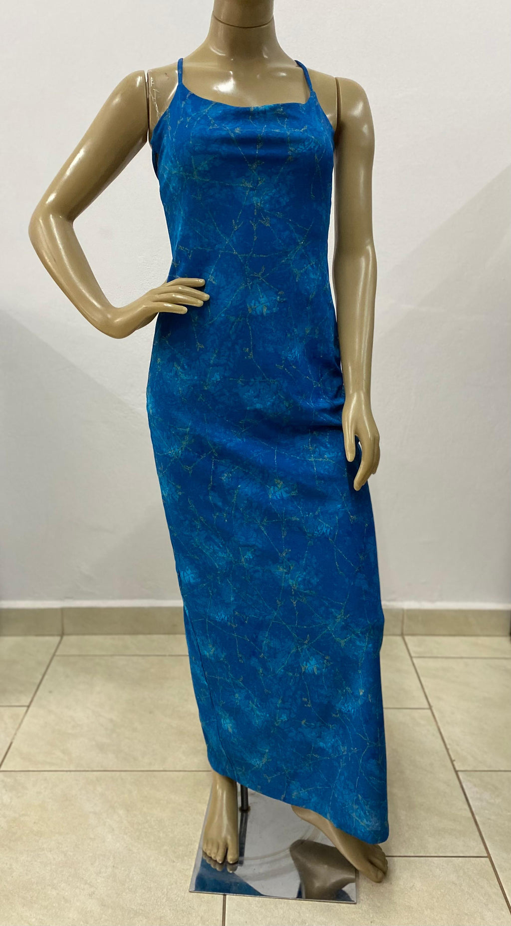 Vestido Longo Azul com Alças Finas e Fenda Traseira