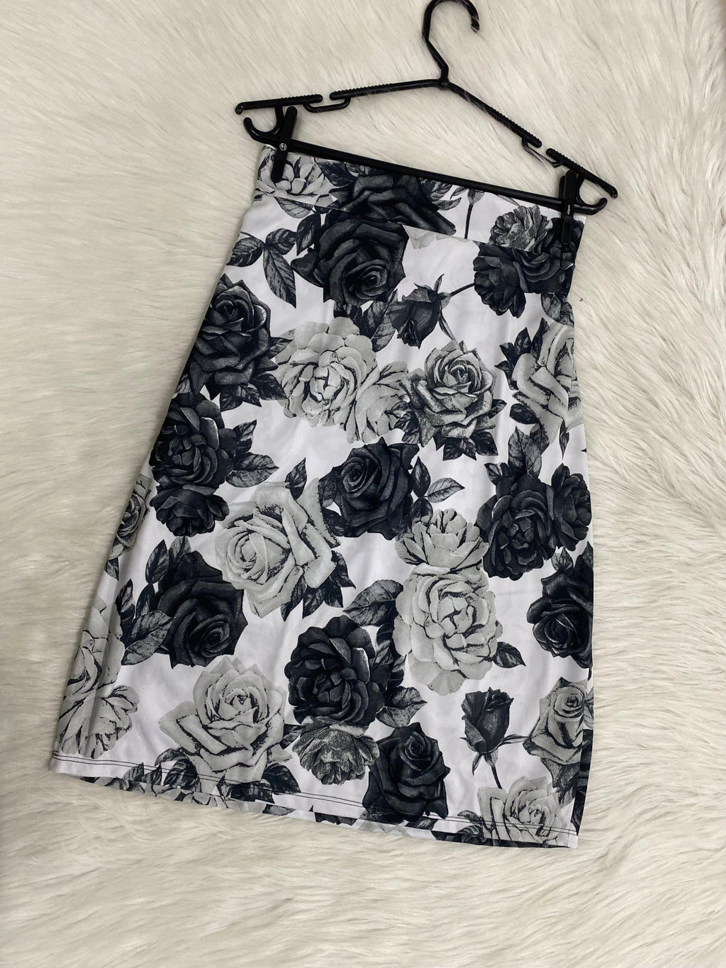 Saia Estampada de Rosas Pretas e Cinzas